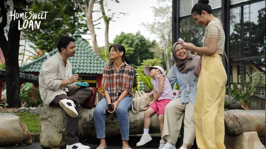 Danan (Derby Romero), Kaluna (Yunita Siregar), Tanish (Risty Tagor), dan Miya (Fita Anggriani) di film Home Sweet Loan ©2024 dok. Visinema Pictures/Home Sweet Loan