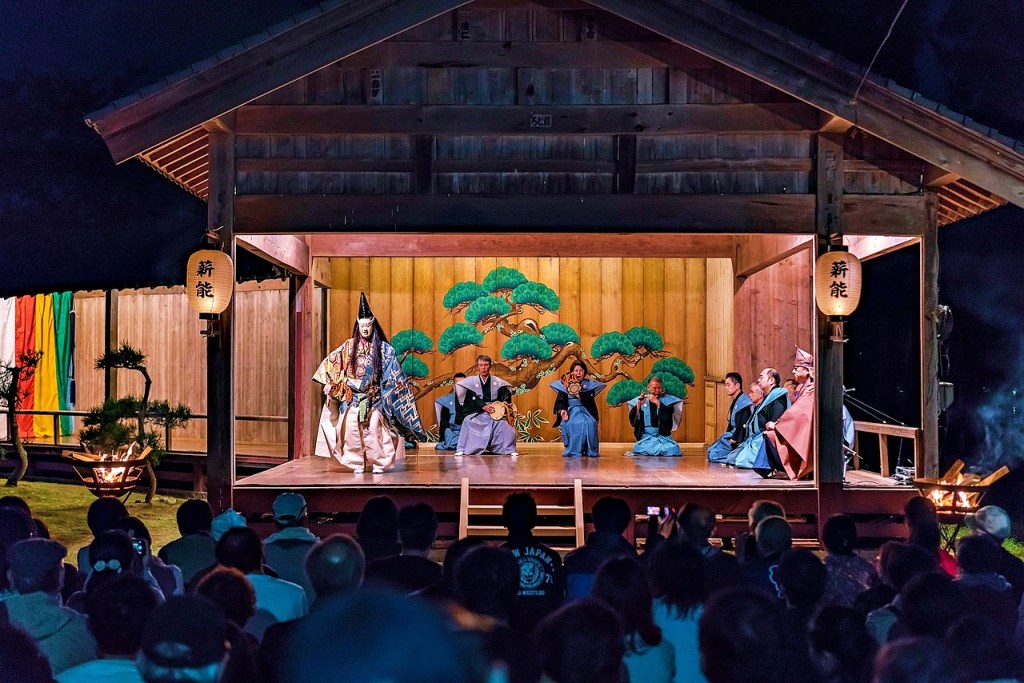 pementasan teater topeng Noh di Sado, Jepang © Wikimedia Commons/yoshiyuki ito