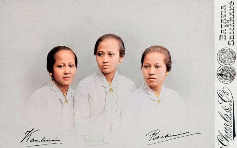 foto bertanda tangan Kartini (kiri), Kardinah (tengah), dan Roekmini (kanan) yang dikoleksi Wereld Museum Rotterdam (colorized) © Wikimedia Commons/Wereldmuseum