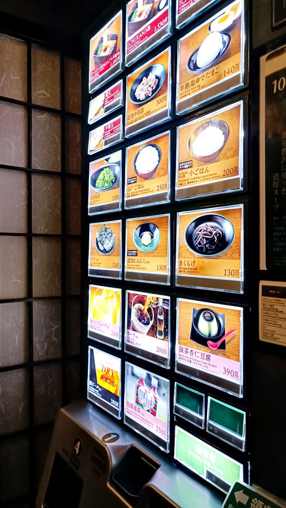 vending machine untuk membeli tiket makan di Ichiran Ramen Namba Midosuji, Osaka ©2023 dok. Tantri Setyorini