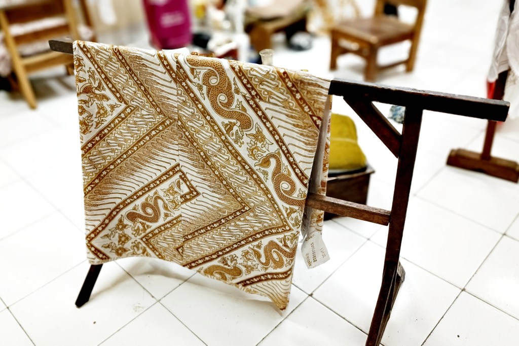 kain yang sudah melalui proses pembatikan dengan lapisan lilin, siap dicelup pewarna © dok. pribadi/Tantri S