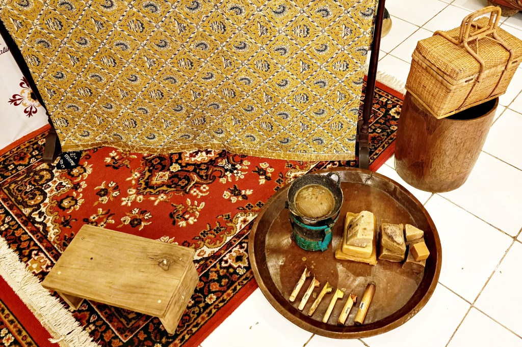 perlengkapan untuk membuat motif batik tulis yang terdiri dari canting tulis dalam berbagai ukuran, bongkahan lilin malam padat, dan lilin cair yang dipanaskan di atas wajan dan tungku kecil © dok. Tantri S