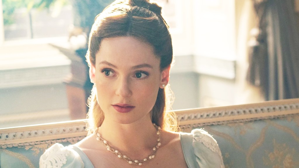 Hannah Dodd sebagai Francesca Bridgerton Claudia Jessie sebagai Eloise Bridgerton di serial Netflix, Bridgerton © dok. Netflix/Bridgerton