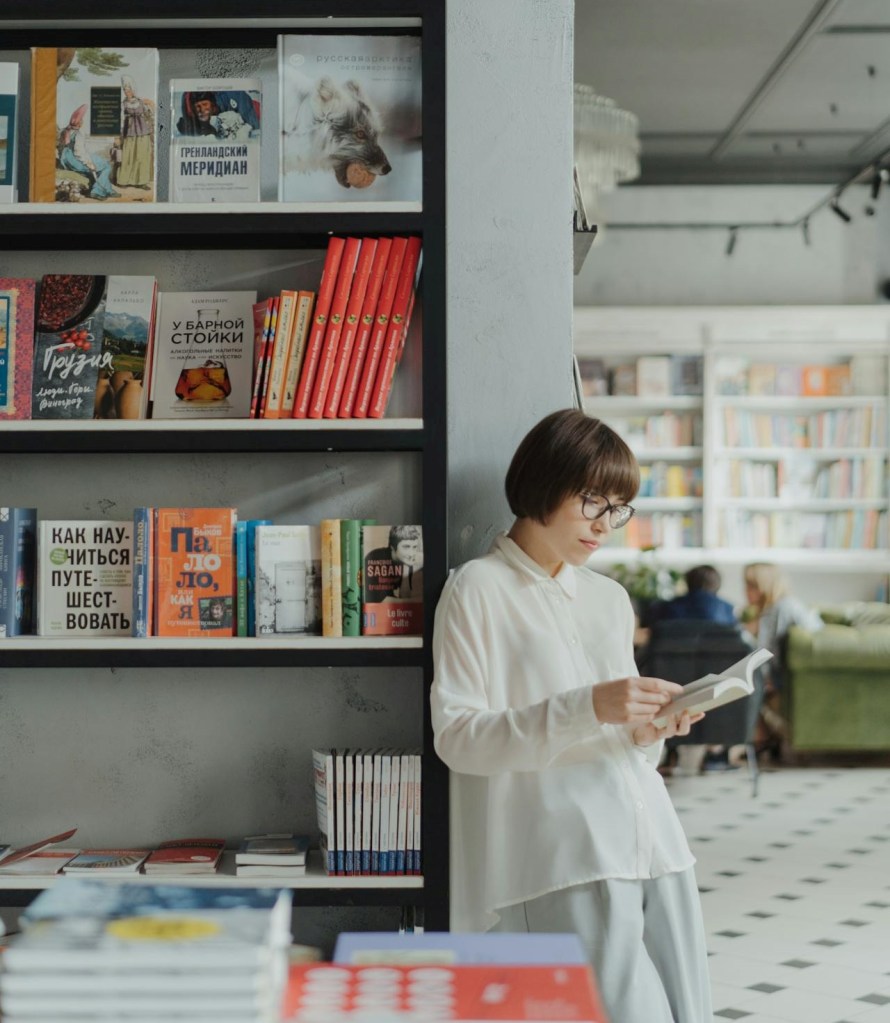 Salah satu manfaat membaca adalah menambah pengetahuan dalam berbagai bidang (©Pexels.com/cottonbro studio)