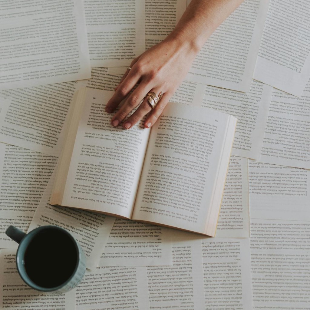 Salah satu manfaat membaca adalah memperkaya kosakata (©Pexels.com/lil artsy)