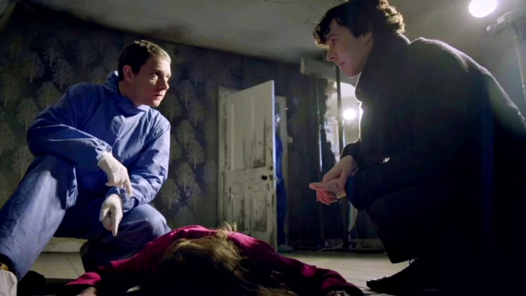 dr John Watson (Martin Freeman) dan Sherlock Holmes (Benedict Cumberbatch) dalam episode"A Study in Pink" di serial Sherlock © dok. BBC/Sherlock
