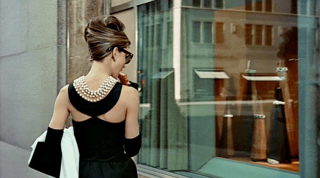 Audrey Hepburn sebagai Holly Golightly di opening scene film Breakfast at Tiffany’s © dok. Paramount Pictures/Breakfast at Tiffany's