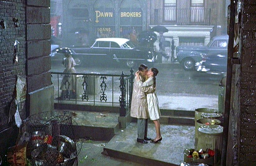 George Peppard (kiri) dan Audrey Hepburn (kanan) sebagai Paul Varjak dan Holly Golightly di film Breakfast at Tiffany’s © dok. Paramount Pictures/Breakfast at Tiffany's
