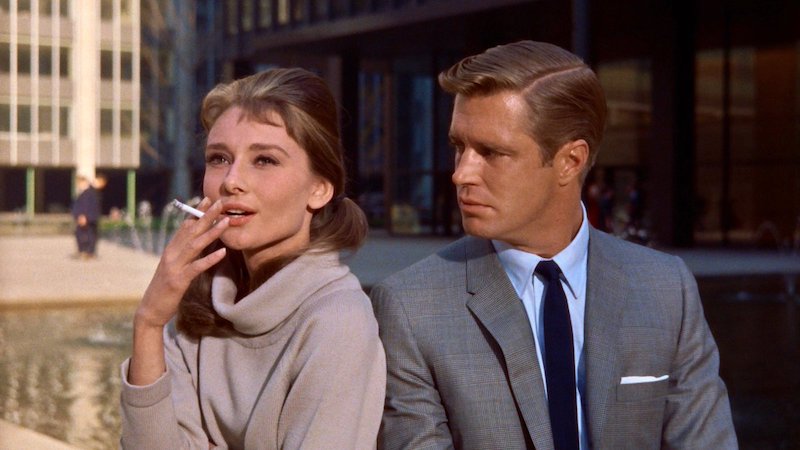 Audrey Hepburn (kiri) dan George Peppard (kanan) sebagai Holly Golightly dan Paul Varjak di film Breakfast at Tiffany’s © dok. Paramount Pictures/Breakfast at Tiffany's