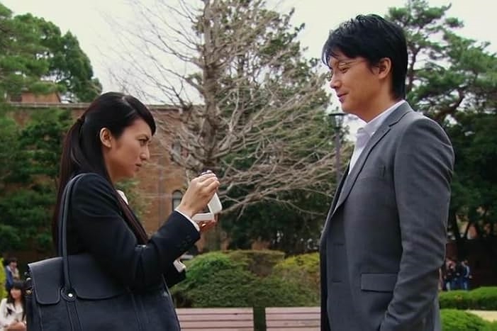 Manabu Yukawa (Masaharu Fukuyama) dan Kaoru Utsumi (Kou Shibasaki) di Galileo © dok. Fuji TV | Netflix