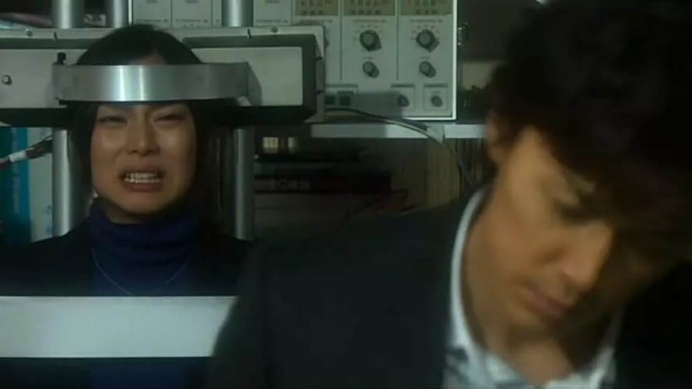 Manabu Yukawa (Masaharu Fukuyama) dan Kaoru Utsumi (Kou Shibasaki) di Galileo © dok. Fuji TV | Netflix