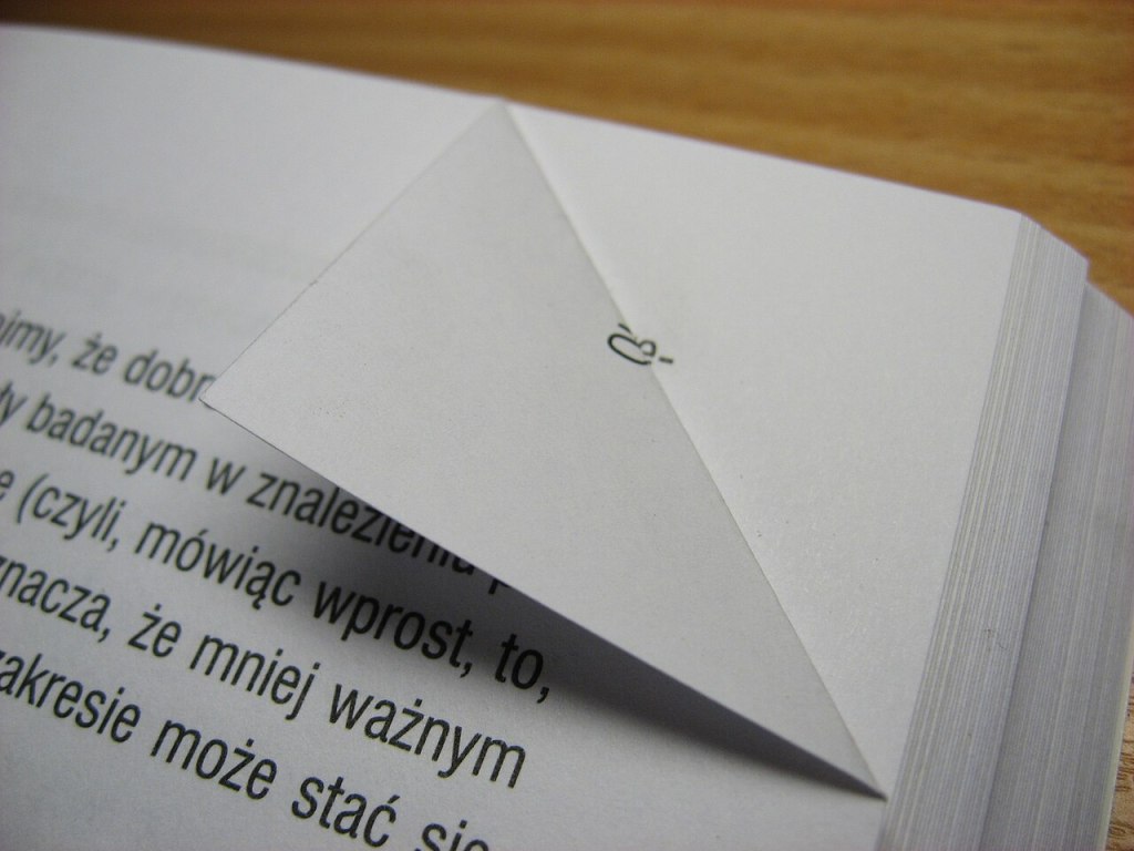 dog ears atau lipatan pada halaman buku  © Wikimedia Commons/Derbeth