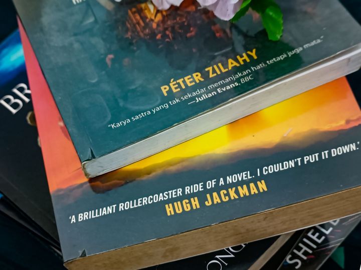 blurb pada sampul novel © dok. The Stupid Bookworm