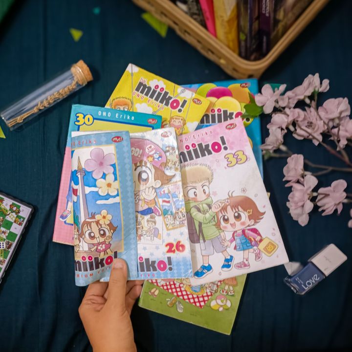 komik Hai, Miiko! dengan sampul dust jacket © dok. The Stupid Bookworm