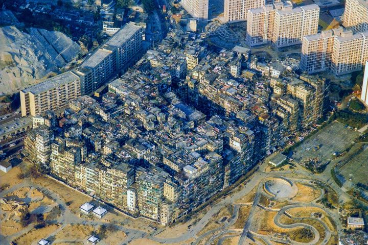 kota tembok Kowloon pada tahun 80-an ©1989 Wikimedia Commons/Ian Lambot